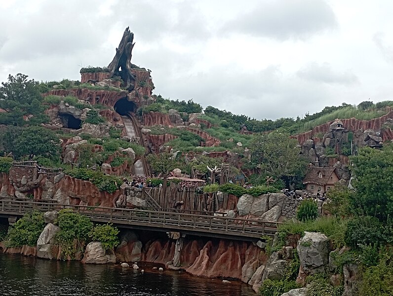 File:Disneyland Tokyo1.jpg